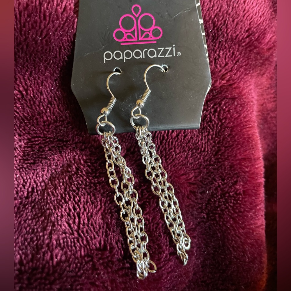Paparazzi chain link dangle earrings - NWT silver tone and 2.25” length